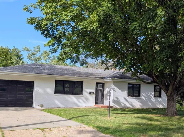 606 Thielen St, Exira, IA 50076