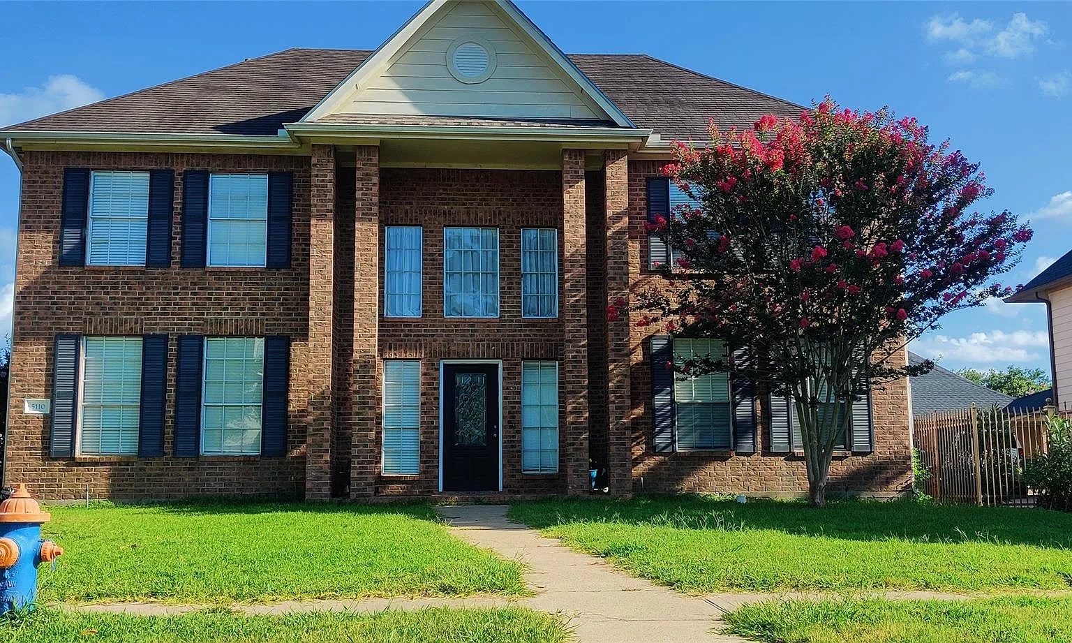 3 bed, 2.5 bath, 2700 sqft, $2,450 — Photo 1