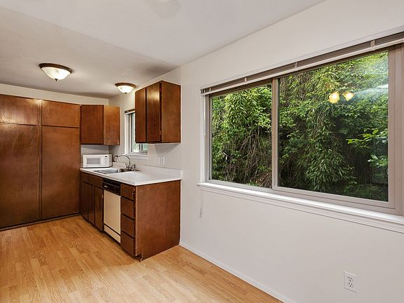 4th image of 1408 Queen Anne Ave N APT 202