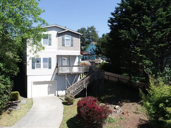 1337 Heather Ln, Brookings, OR 97415