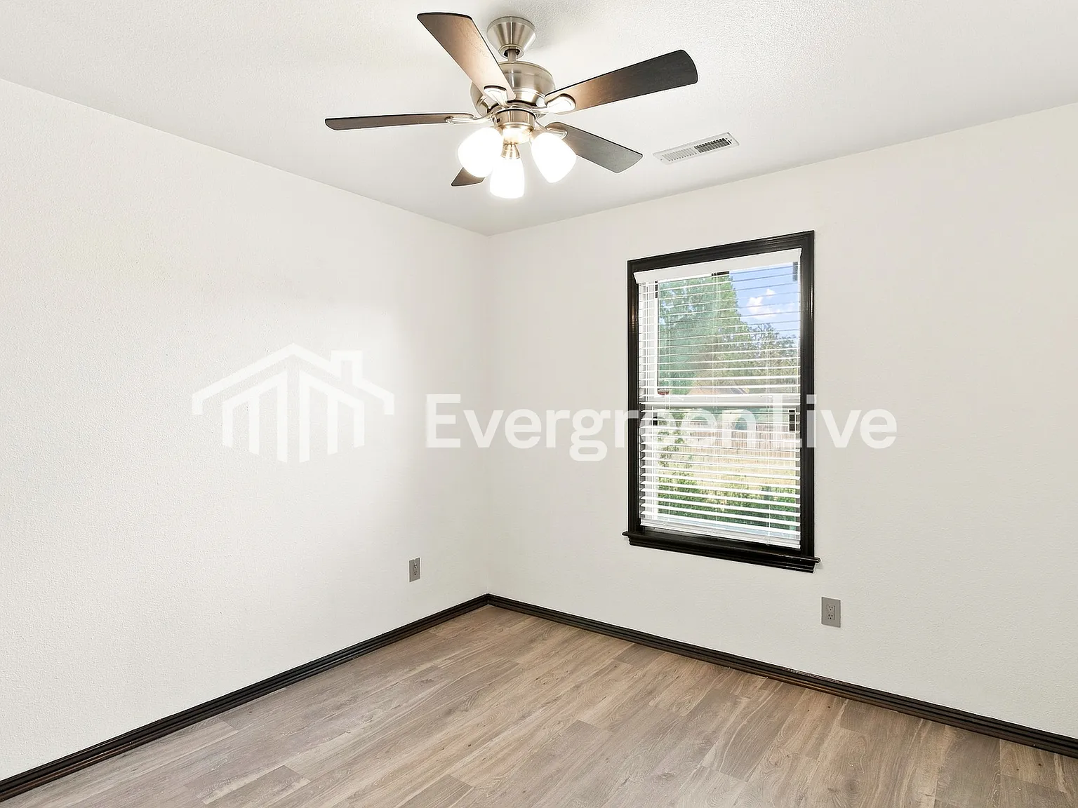 3 bed, 2.0 bath, 1500 sqft, $1,645 — Photo 2