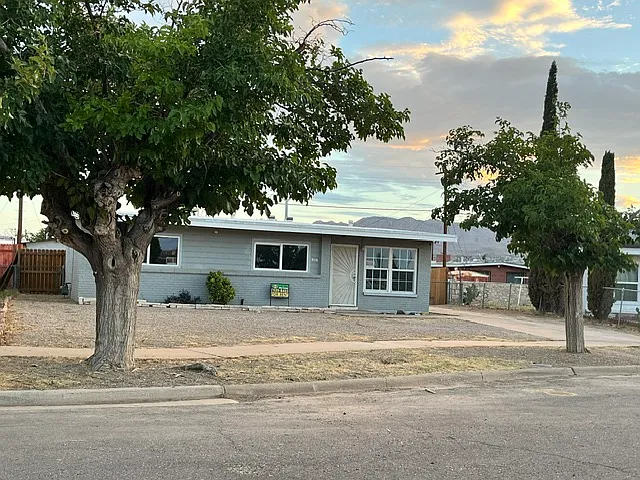 3 bed, 1001 sqft, $1,300 — Photo 2