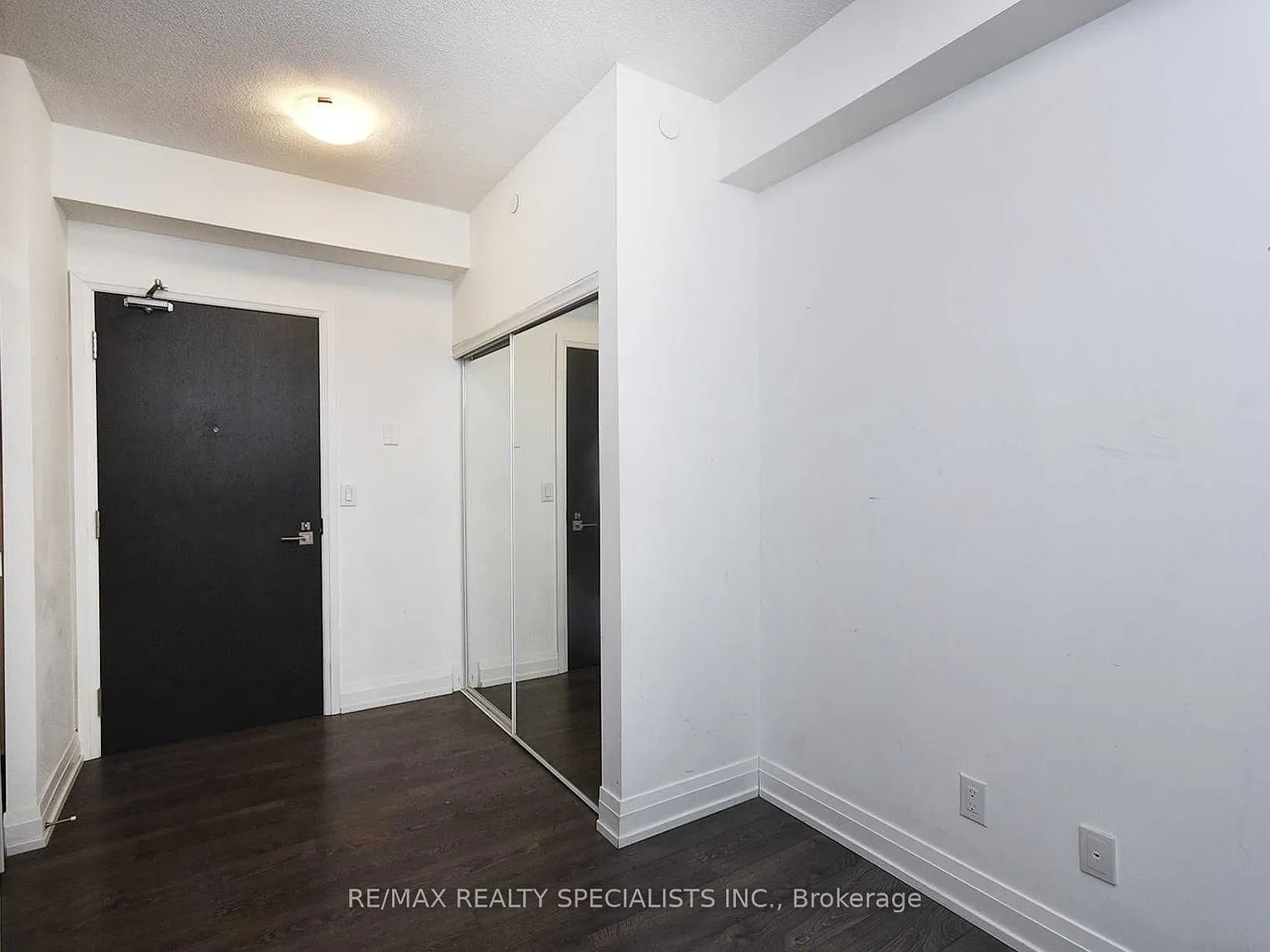 Centro Square Condos — Photo 3
