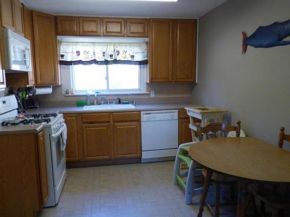 3rd image of 407 W Railroad St