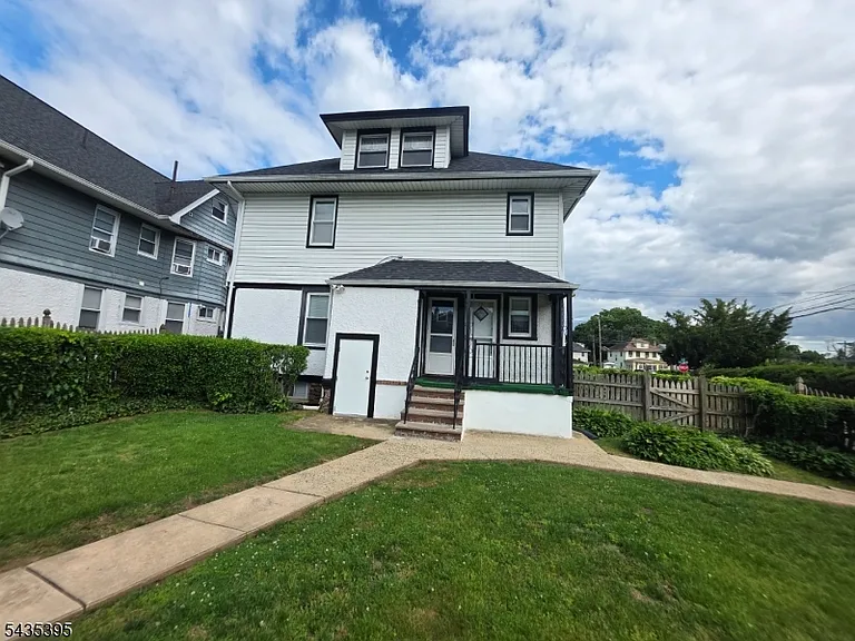1225 E 2nd St #3 — Photo 3
