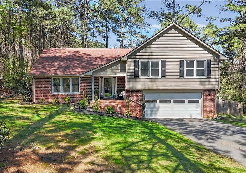 1st image of 10 Cumberland Dr SE