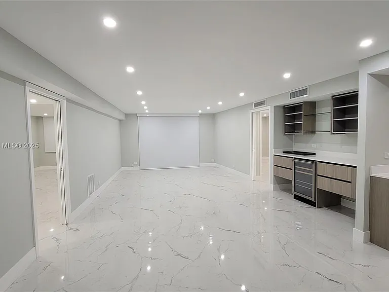 2401 Collins Ave — Photo 4