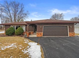 6055 S 36th St, Greenfield, WI 53221