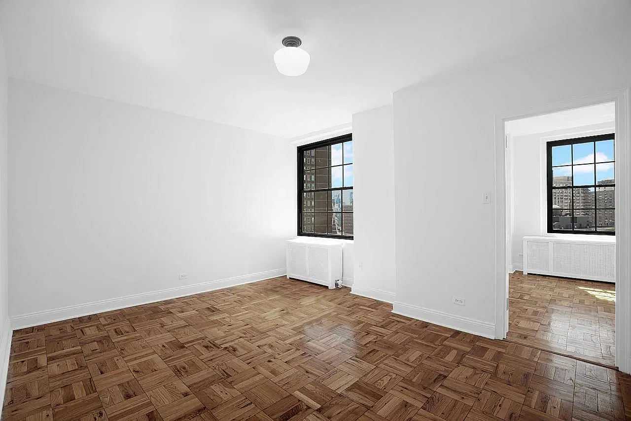 160 W 71st St — Photo 1