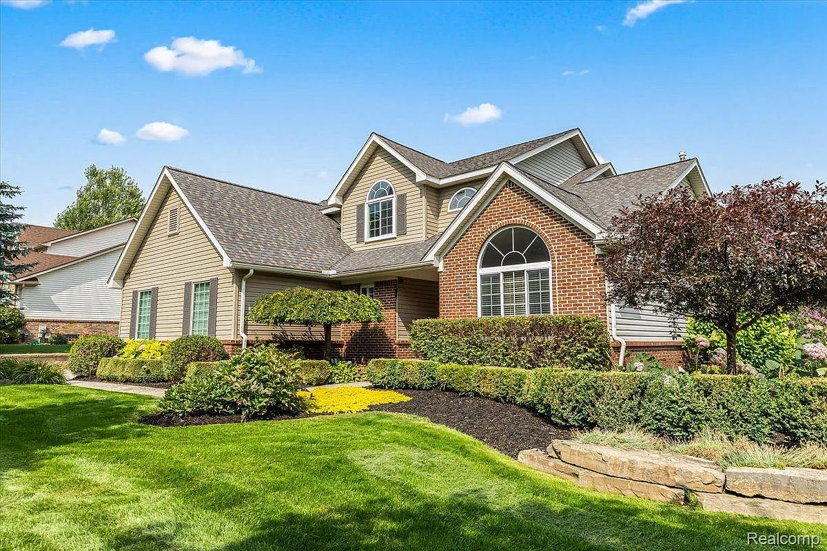 576 Sunrise Dr photo 1