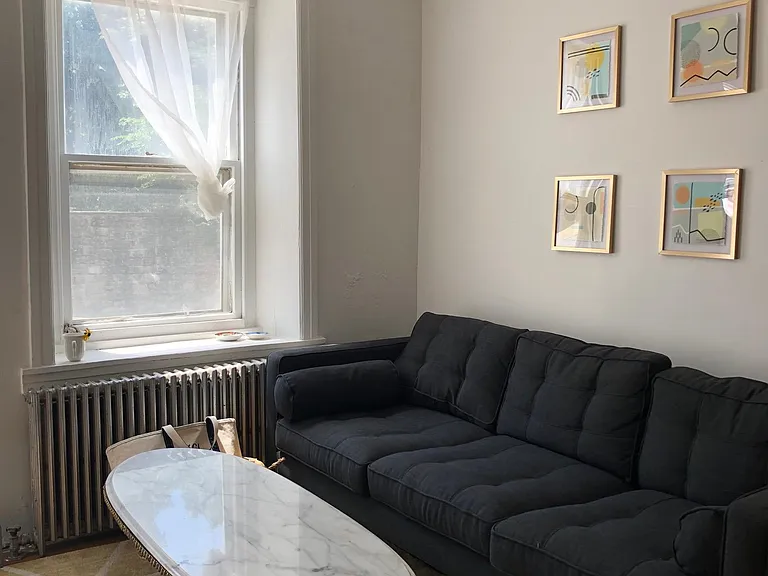 160 Roxborough Ave — Photo 2