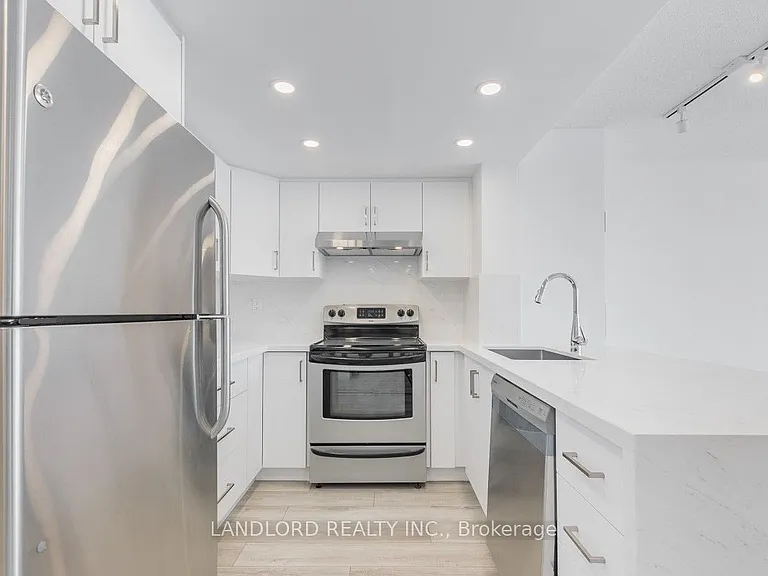 725 King St W #611 — Photo 2