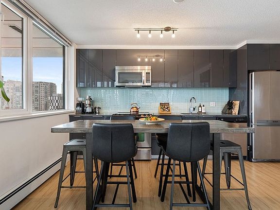 3rd image of 1325 Rolston St #609