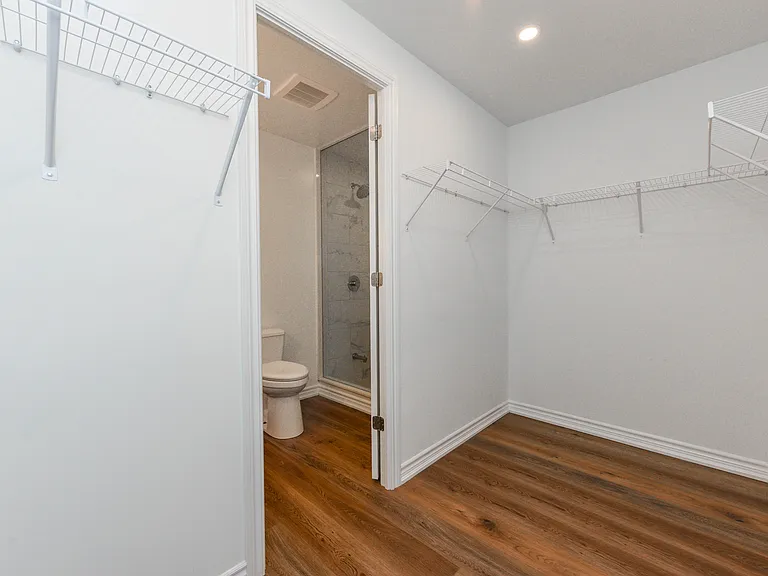 571 Prince Edward Dr N — Photo 3