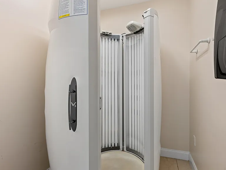 Compact and modern indoor tanning booth