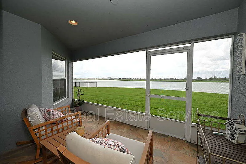 3 bed, 2.0 bath, 1867 sqft, $2,460 — Photo 3