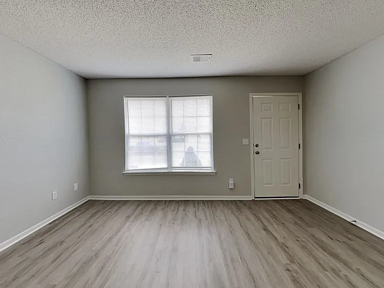 403 NW Woodbury Dr — Photo 6