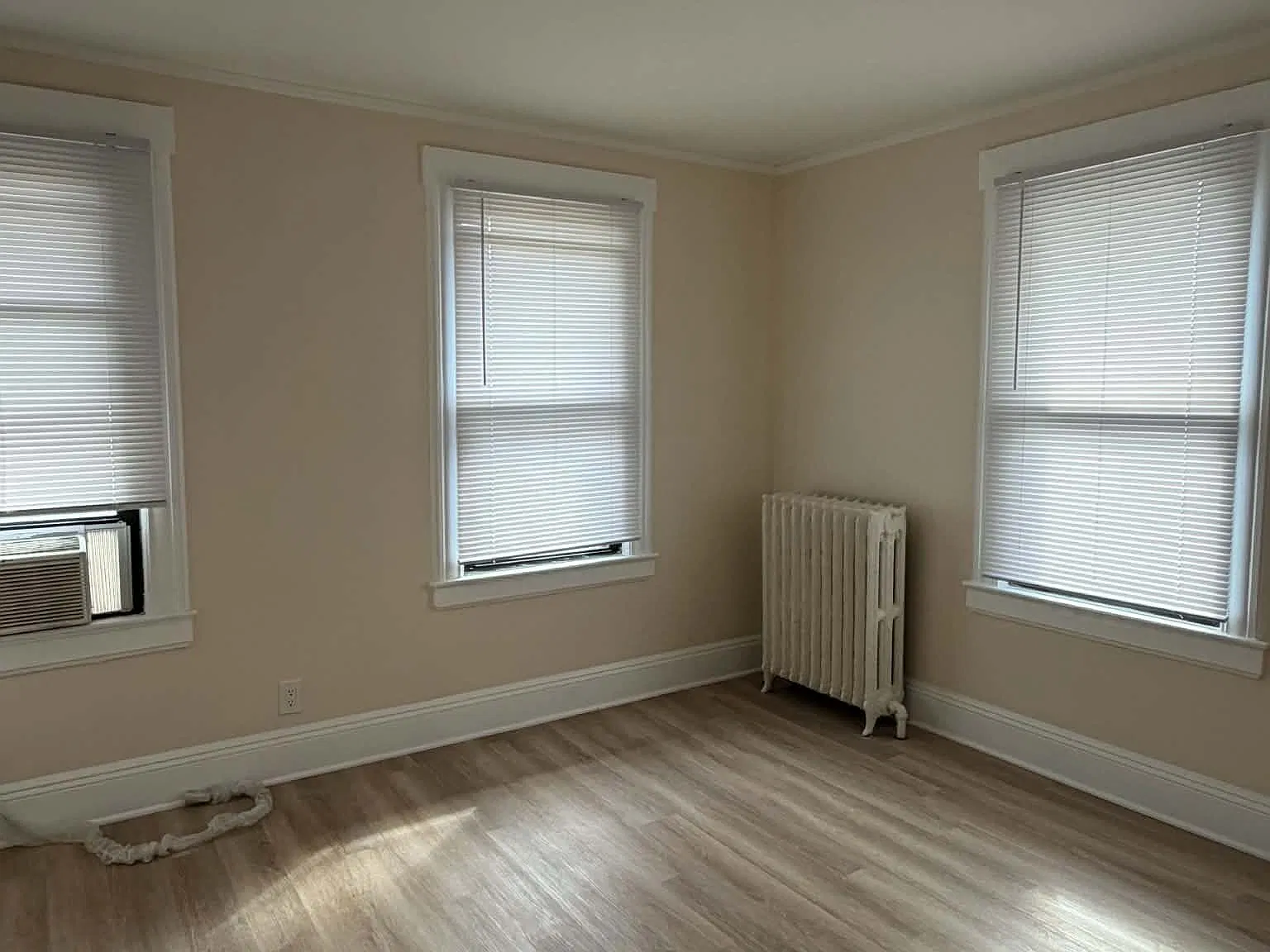 3 bed, 944 sqft, $2,700 — Photo 3