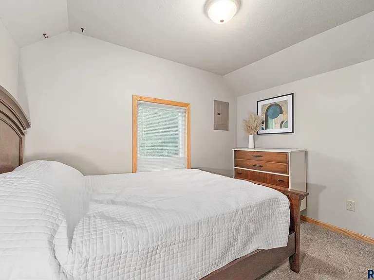 2517 S Duluth Ave — Photo 12