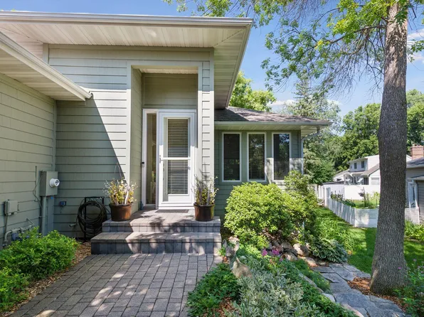 15703 Sussex Dr, Minnetonka, MN 55345