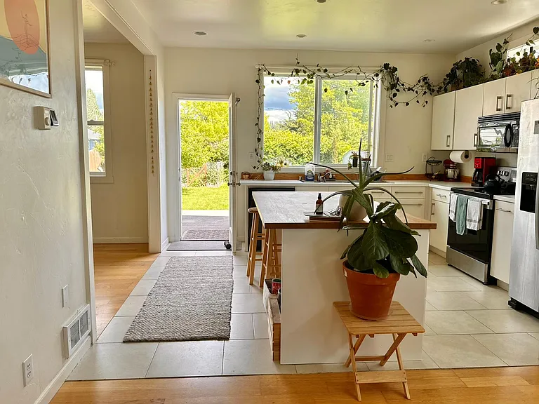 2728 Valencia St — Photo 21