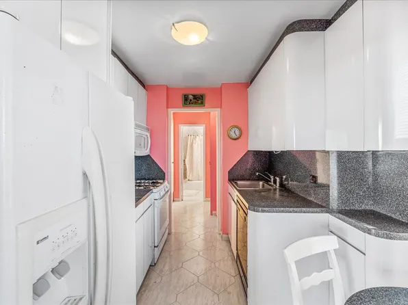 110-11 Queens Boulevard image 13 of 33