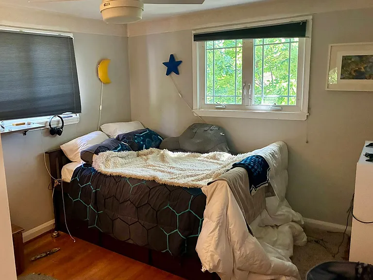 Upper level bedroom, small-medium sized