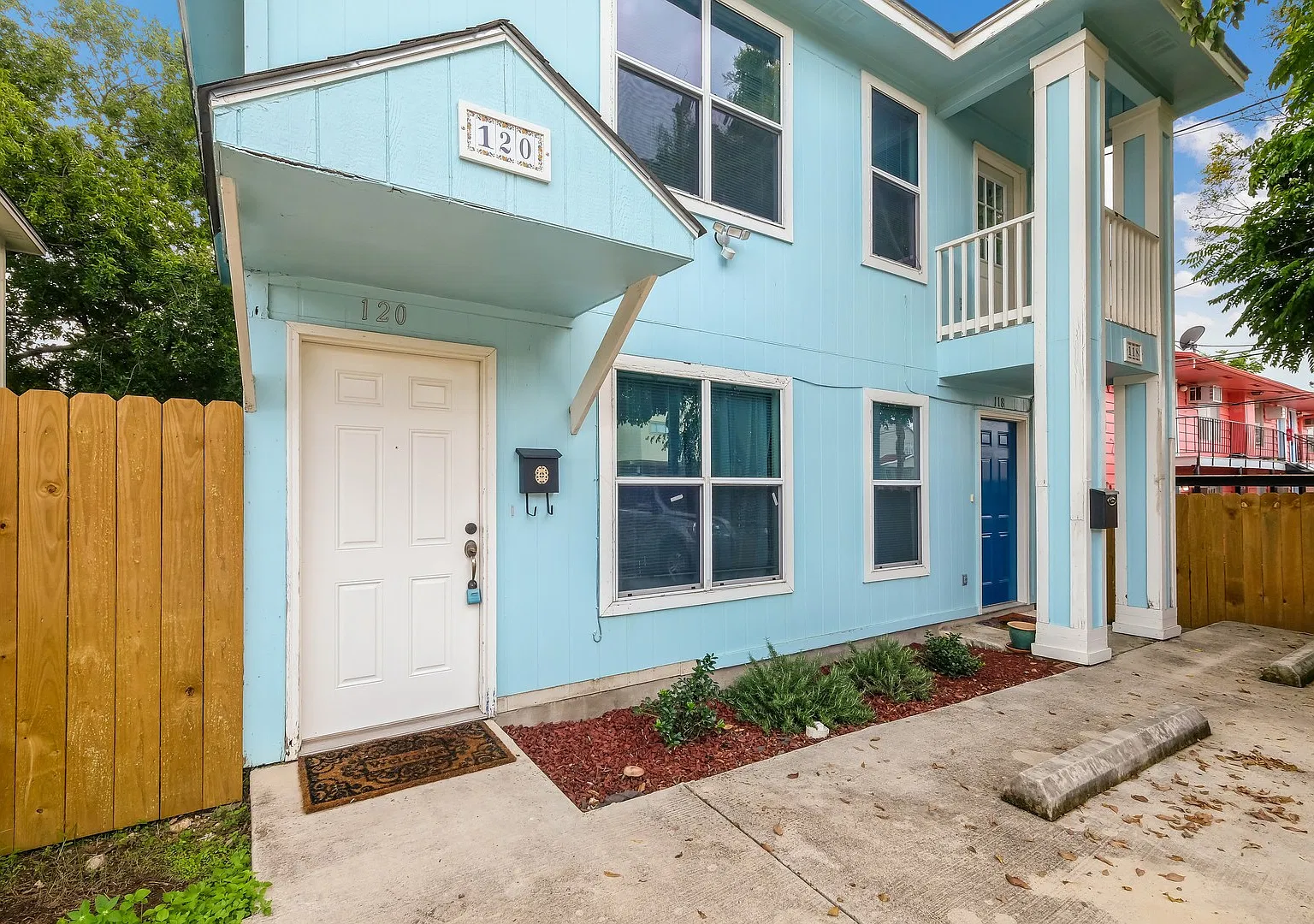 Prime Alamo Heights Second Story Duplex — Photo 3