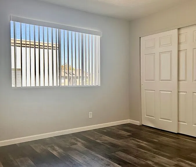 1553 W Mercer Ln #1 — Photo 5