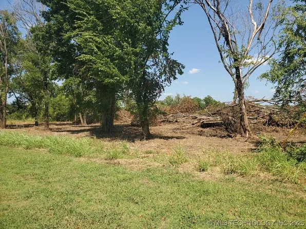421 S Woody Guthrie St, Okemah, OK 74859