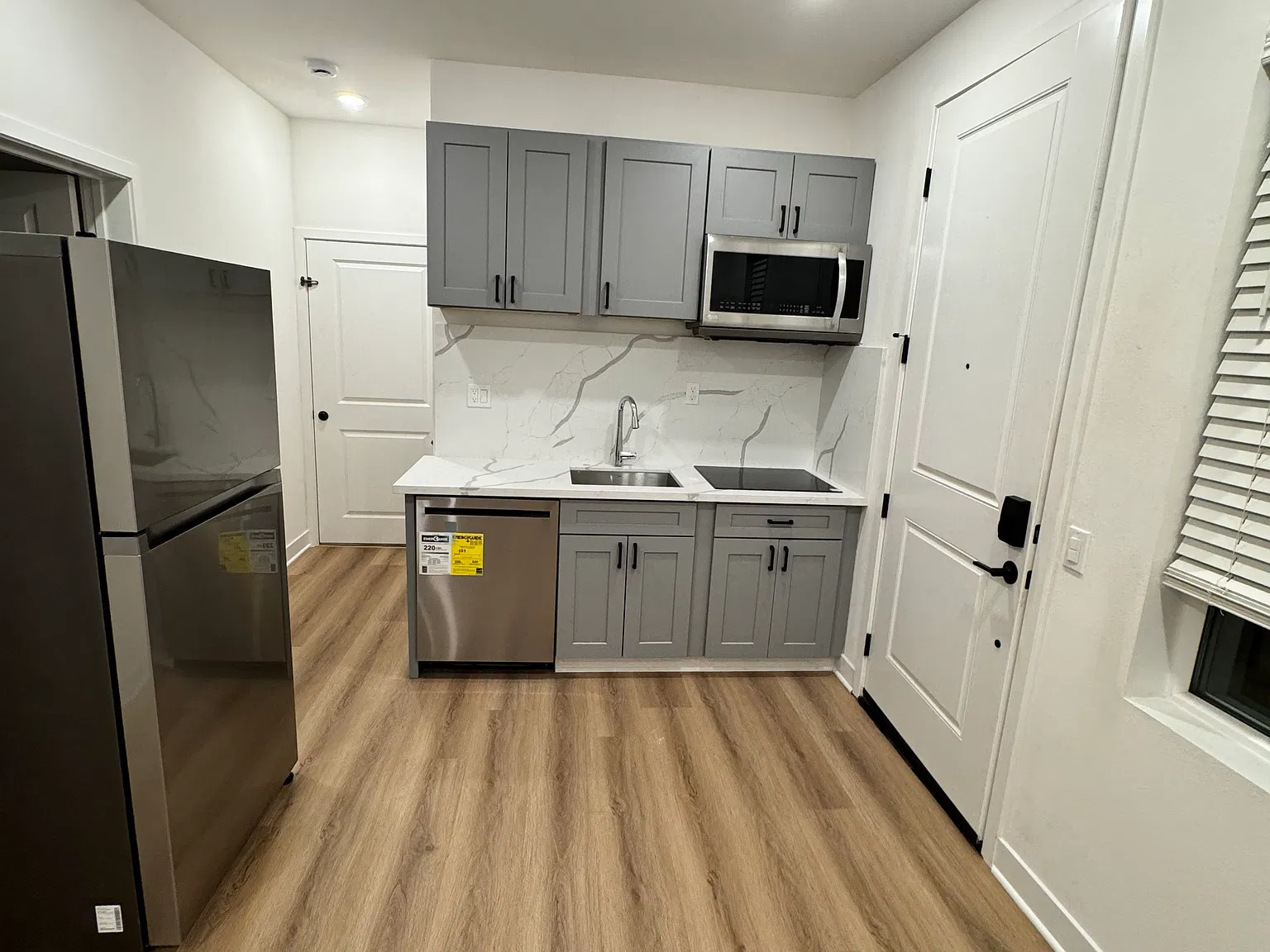 1 bed, 450 sqft, $2,300 — Photo 3