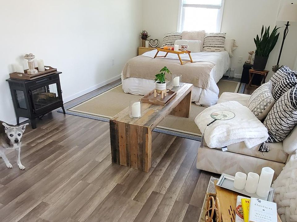 22ft x 11ft Bright spacious bedroom with recess dimming light switch.