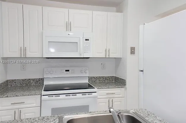 2 bed, 2.0 bath, 900 sqft, $2,294 — Photo 2