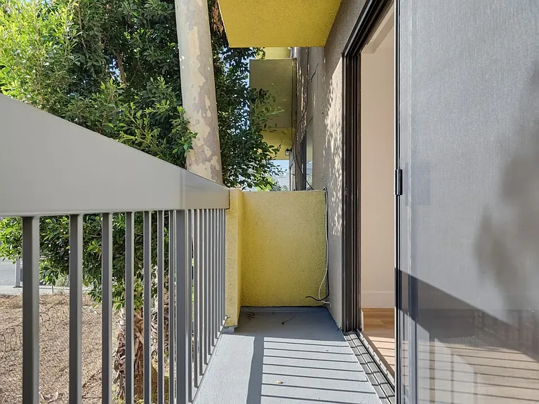 RENOVATED 1 BED 1 BATH - UNIT #109