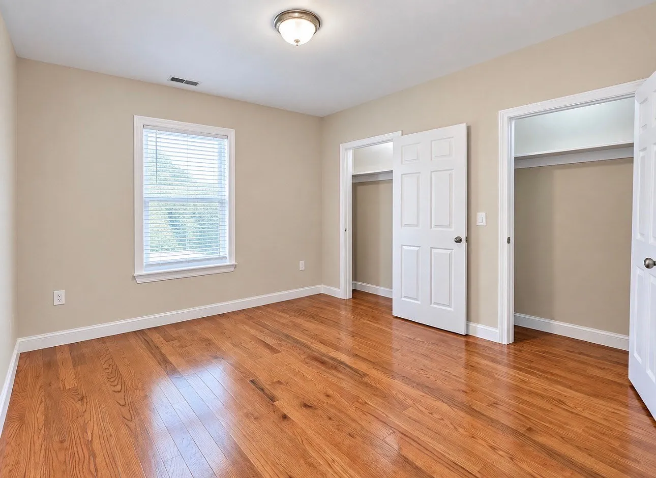4 bed, 1.0 bath, 1400 sqft, $2,650 — Photo 3