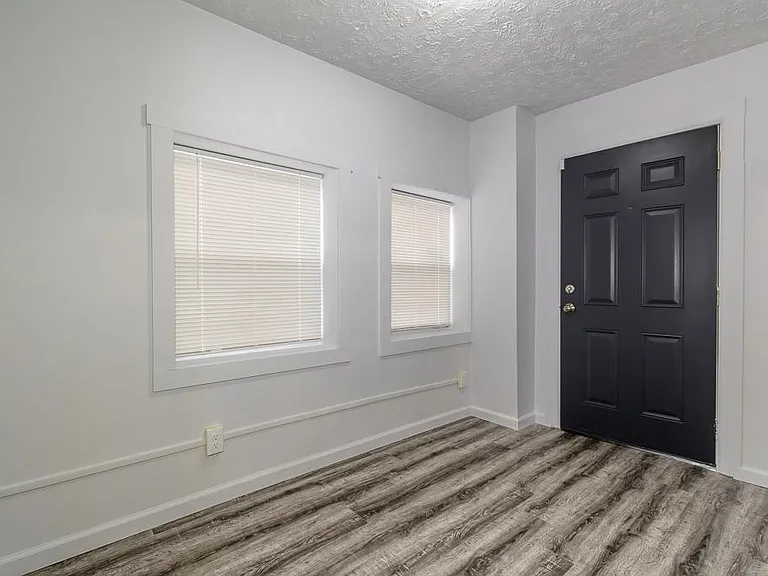 371 E Pace Ave — Photo 14