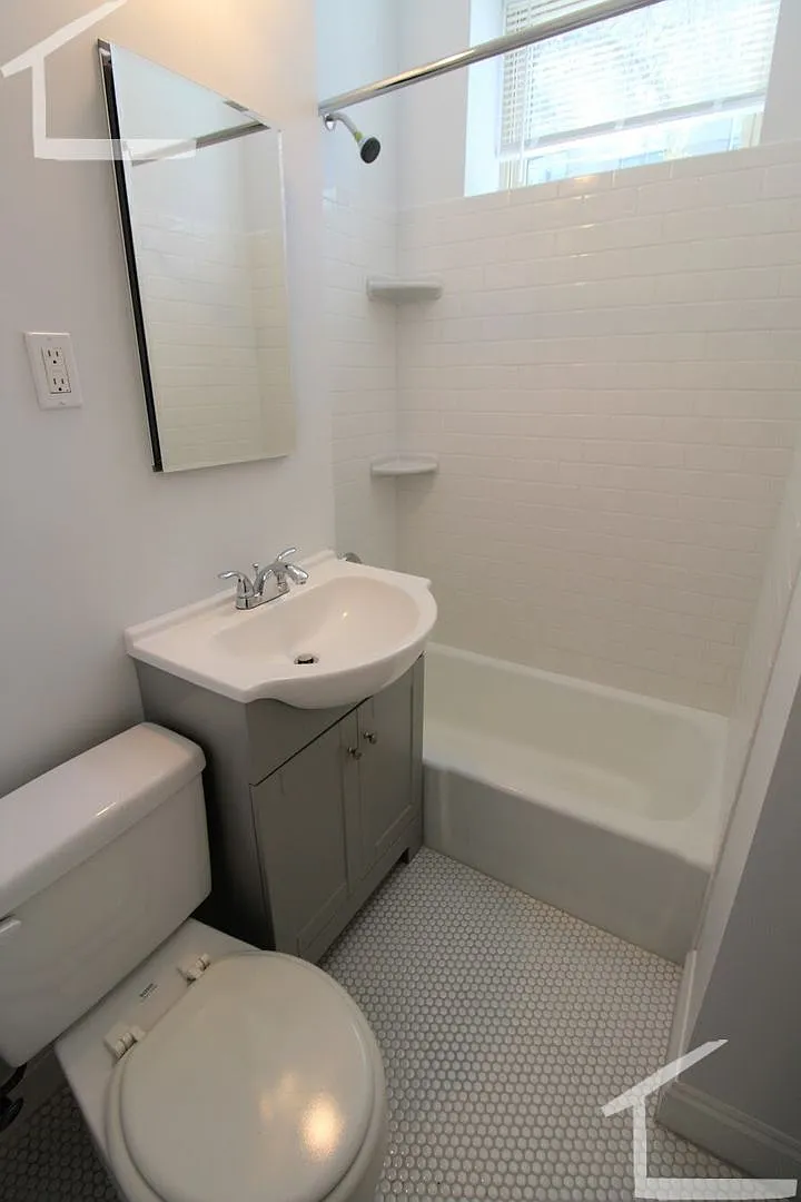Large renovated 2 bed unit on the border of Brookline! — Photo 3