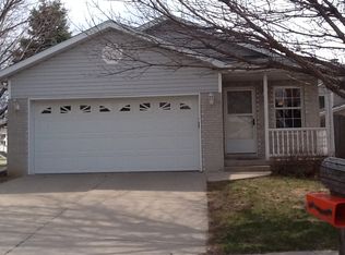 2 Lake Ridge Ct, Bloomington, IL 61701