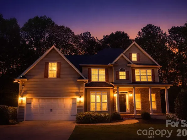 214 Harbor Landing Dr, Mooresville, NC 28117