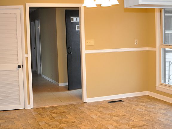 Dining room with new paint and floor