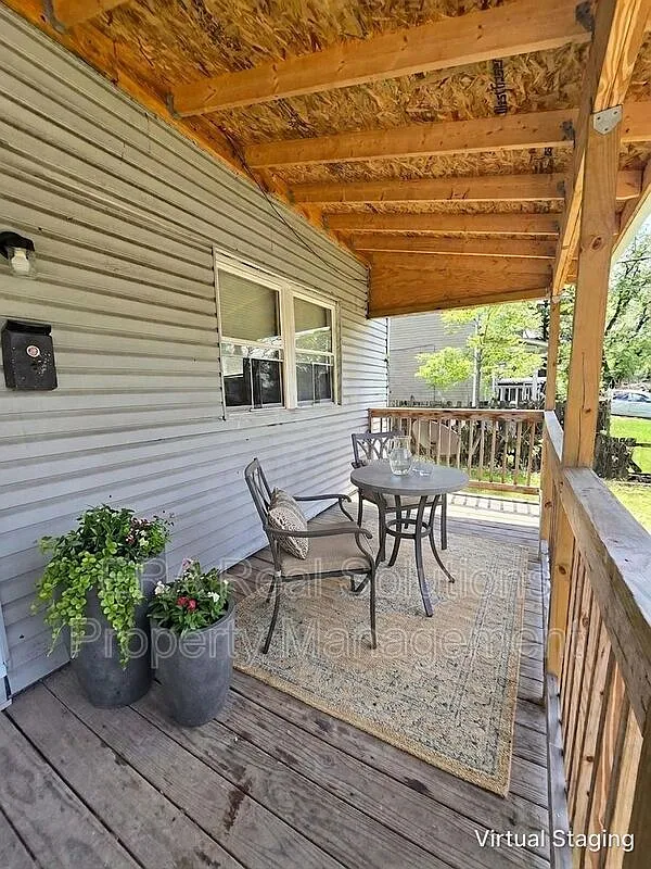3 bed, 1.0 bath, 1152 sqft, $1,300 — Photo 2