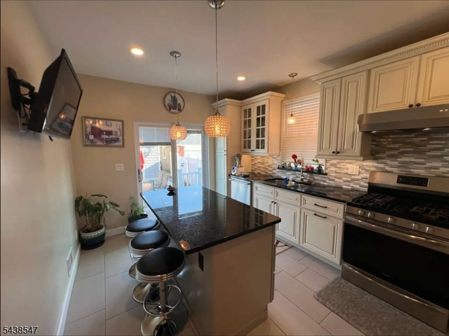 3 bed, $2,500 — Photo 2