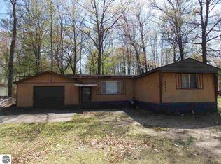 2247 Edgewood Dr, Farwell, MI 48622