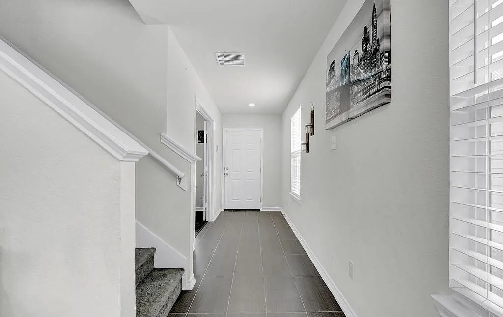 3 bed, 2.5 bath, 2204 sqft, $2,147 — Photo 4