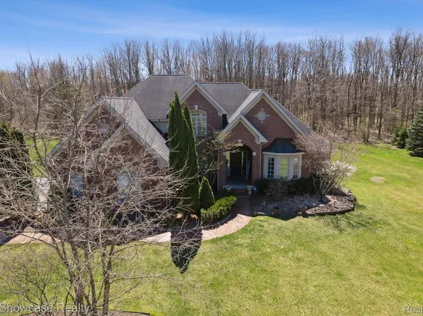 2080 Wildflower Ln, Milford, MI 48380