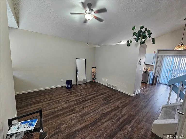 880 Crandall Dr — Photo 2