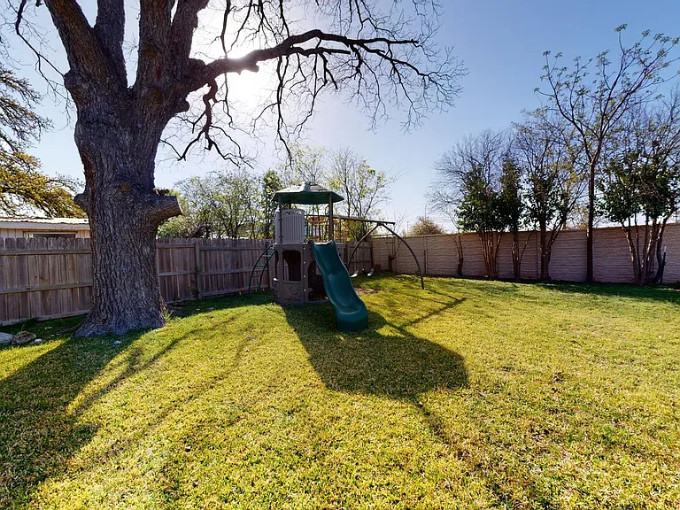 204 Monaco Dr — Photo 21