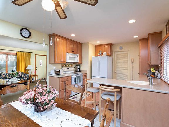 5th image of 1102 W Lake Dr