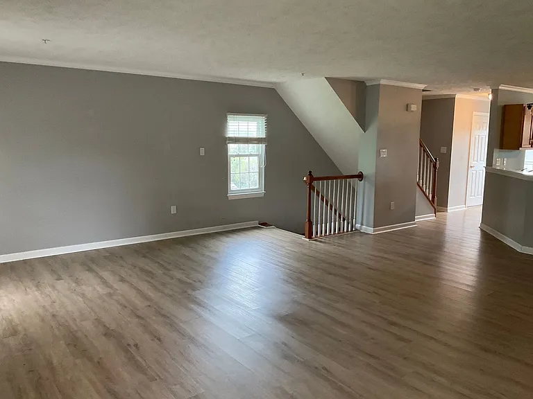 1049 Royal Dr — Photo 9