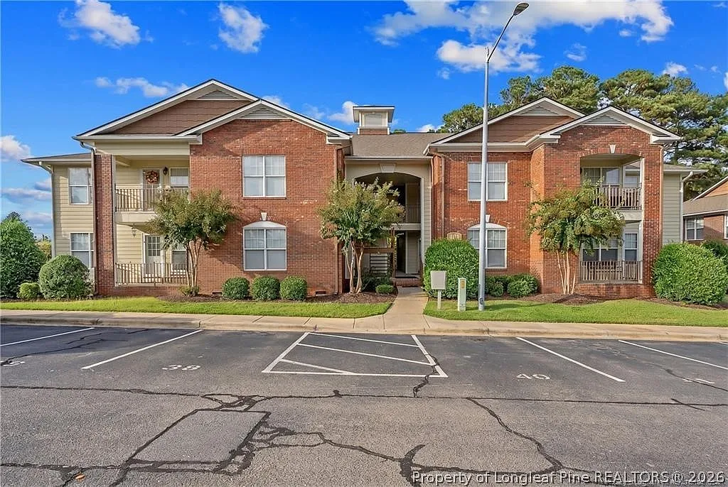 3 bed, 2.0 bath, 1384 sqft, $1,375 — Photo 2